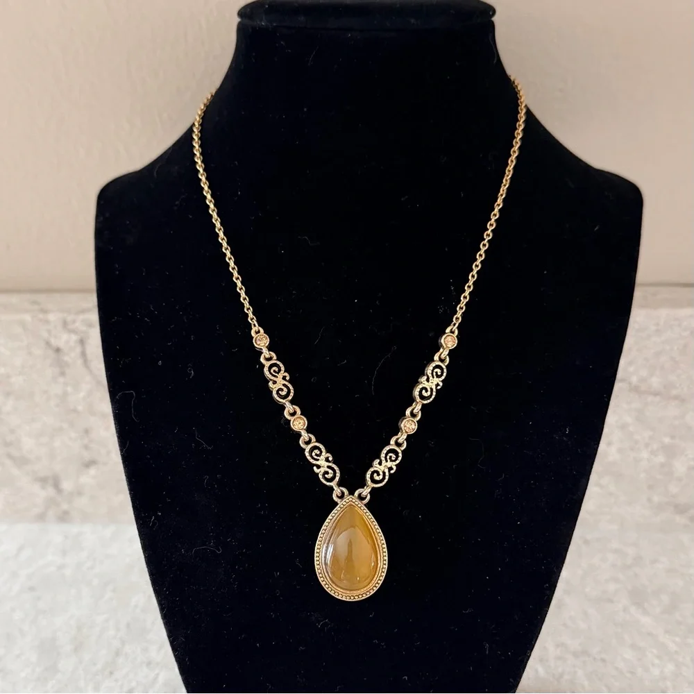 Vintage Gold-Tone Teardrop Pendant Necklace - Picture 2 of 11